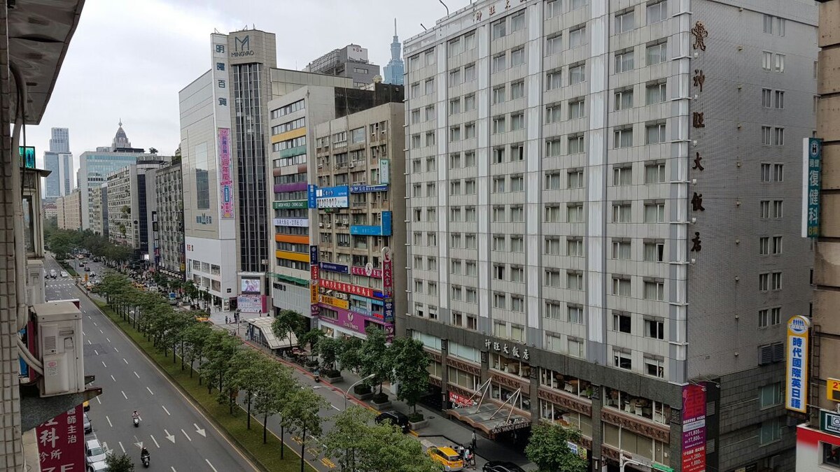 捷運藍線忠孝敦化站1號出口,神旺飯店對面,出捷運1秒鐘即到家,有電梯獨立衛浴