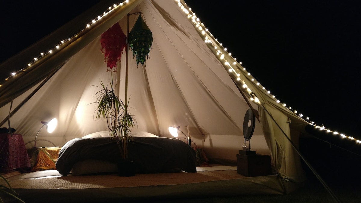 Glamping in cosy garden!