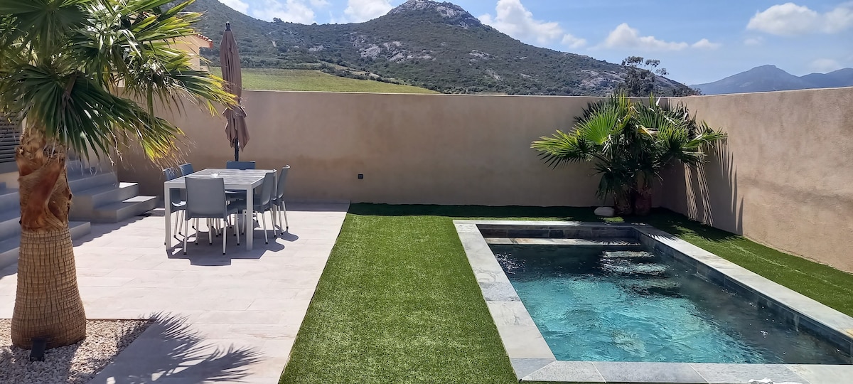 Mini villa neuve avec piscine privée 6min de Calvi