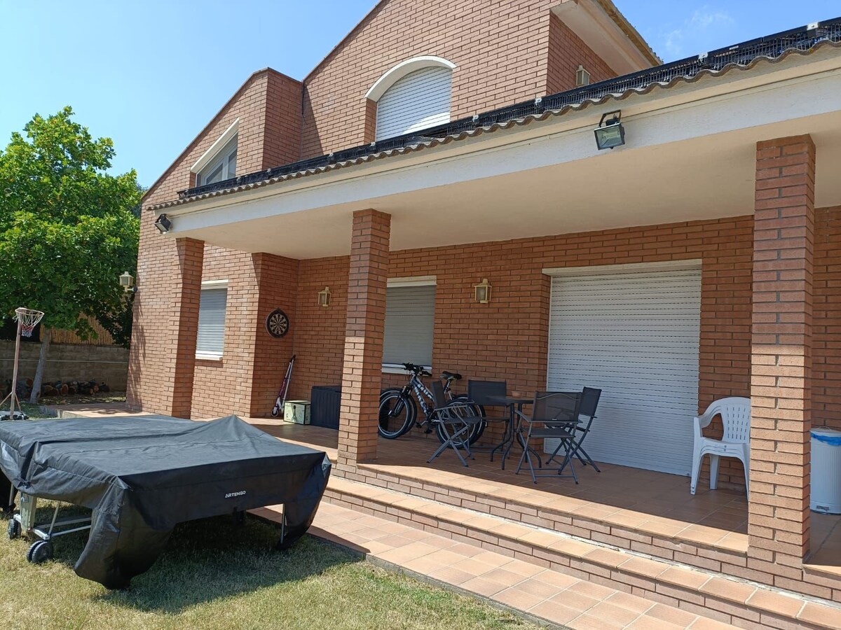 Casa con jardín y piscina privada.