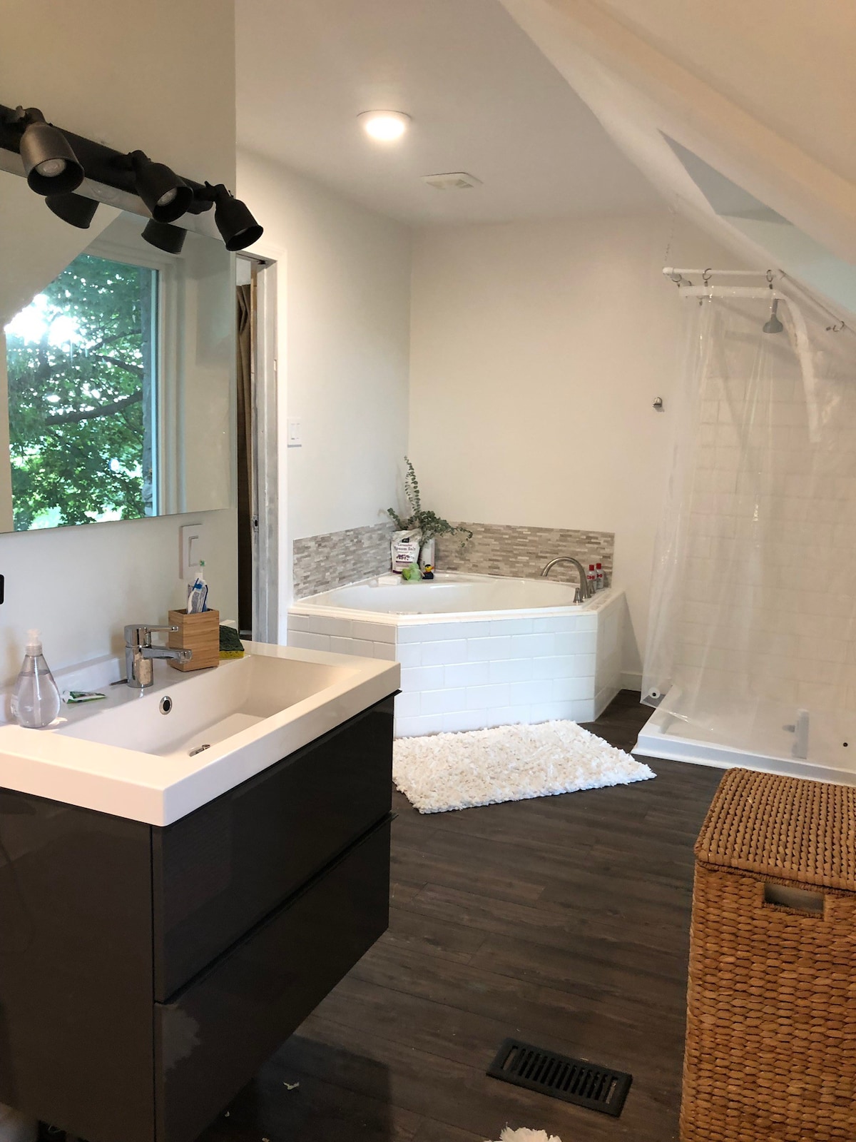 宽敞的私人卧室和BTH ，带浸泡式浴缸！