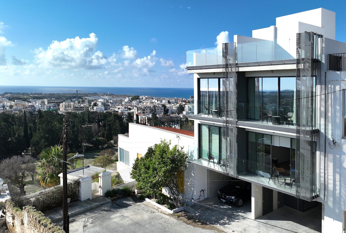 Central 2BD Seaview Townhouse w/ lift & rooftop