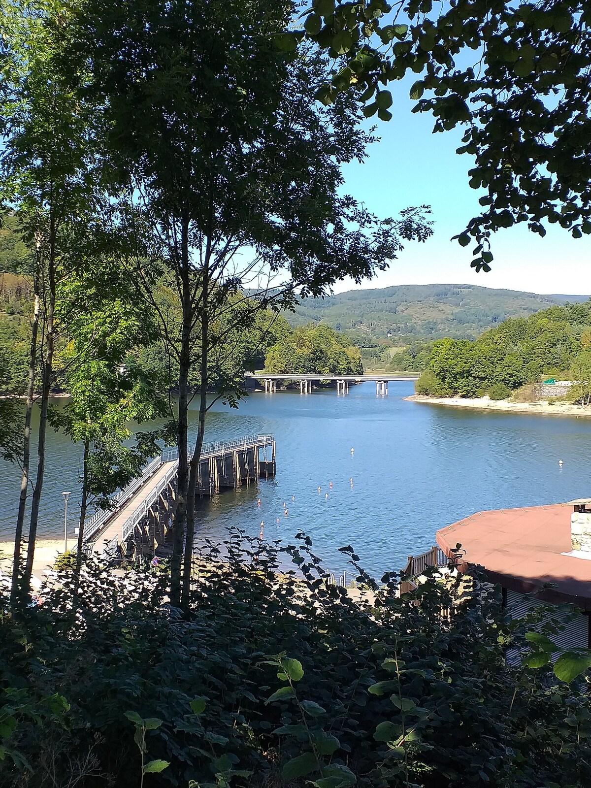 湖泊与山间度假木屋