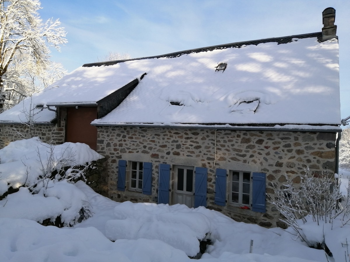 桑希山脉（ Sancy Mountains ）的老农舍