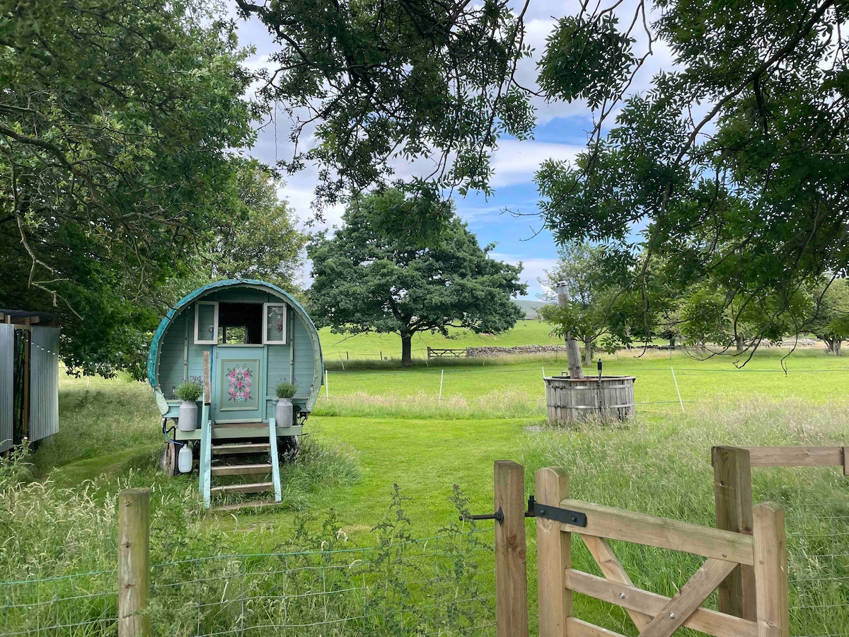 带热水浴缸的Langtonbury Riverside Romany大篷车