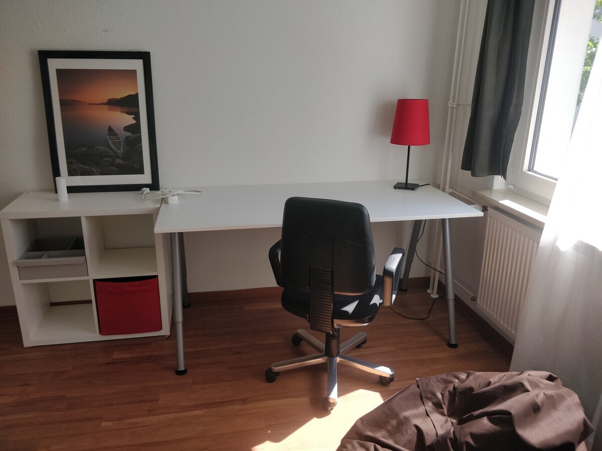 Scandinavian-Style room next to University Park!