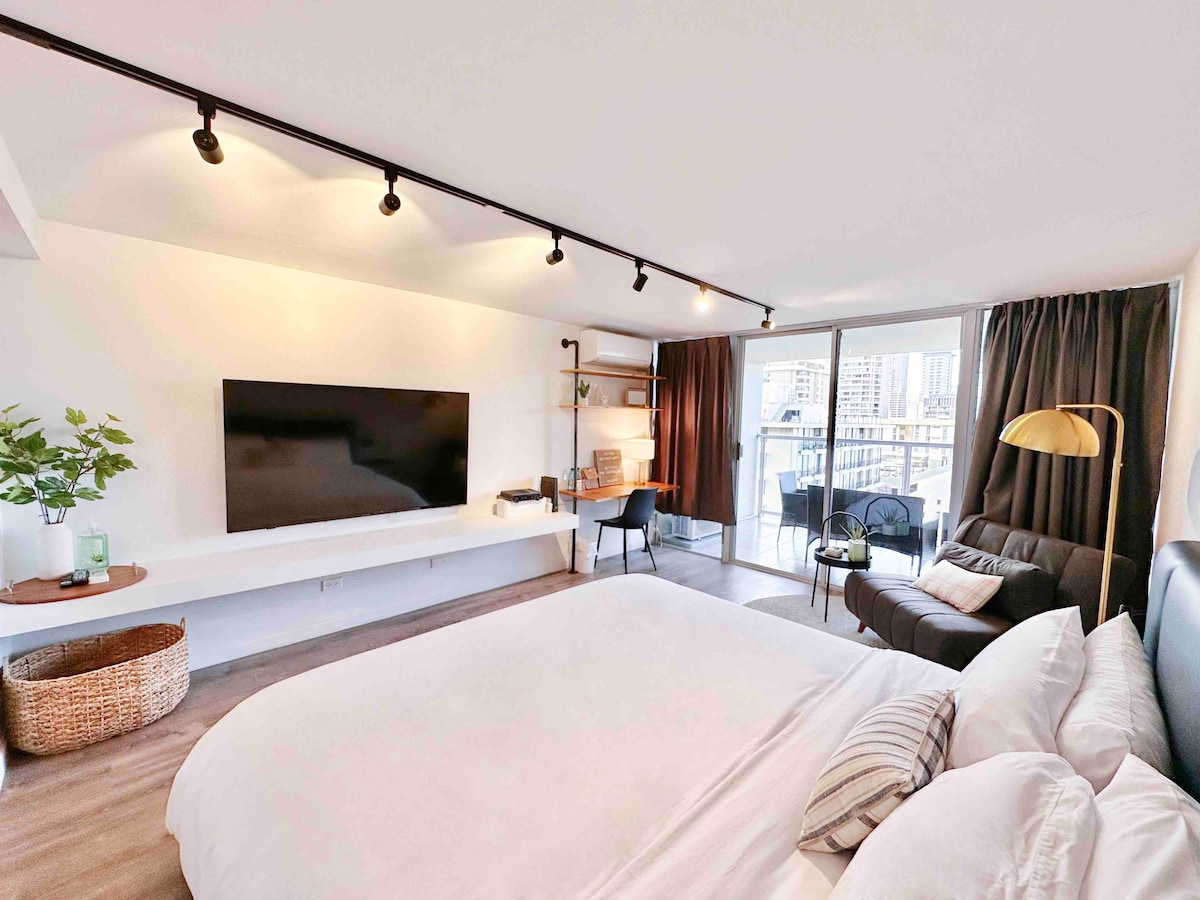中央威基基现代舒适的加大双人床单间公寓