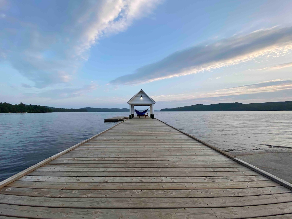 海湾湖（ Lake of Bays ）上的现代4卧3.5卫乡村小屋