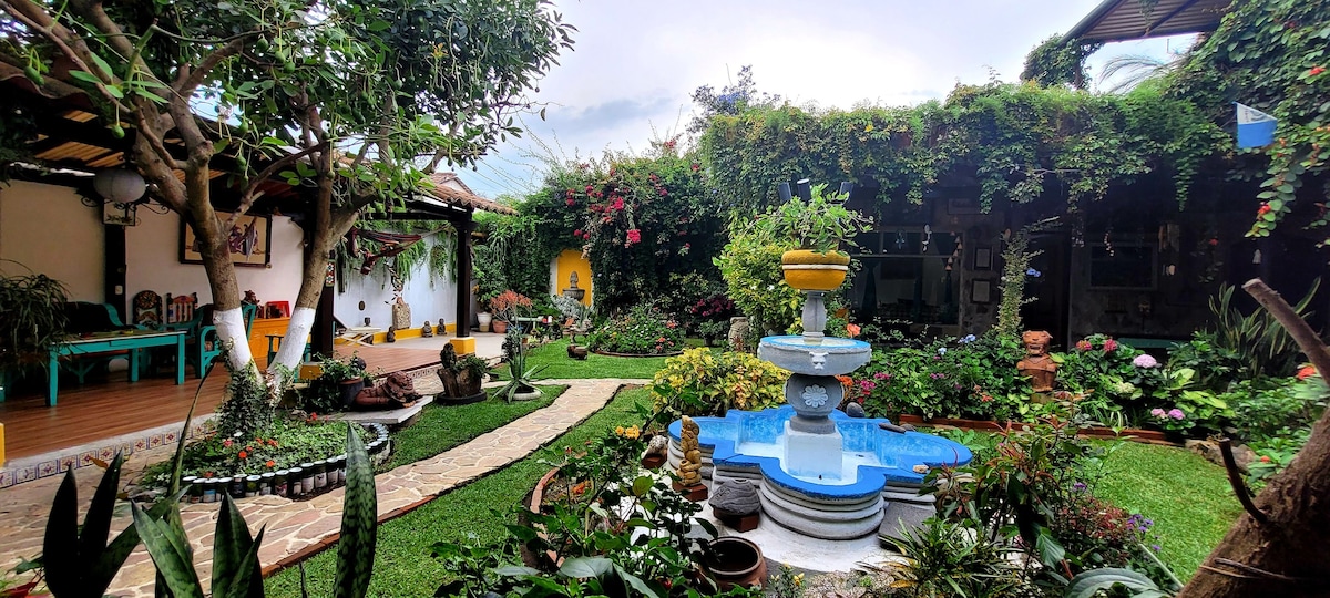 Leaf Room, Antigua 's Garden of Eden, Guatemala