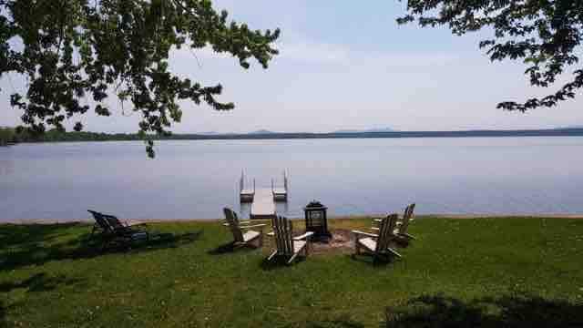 尚普兰湖（ Lac Champlain ）海岸放松身心