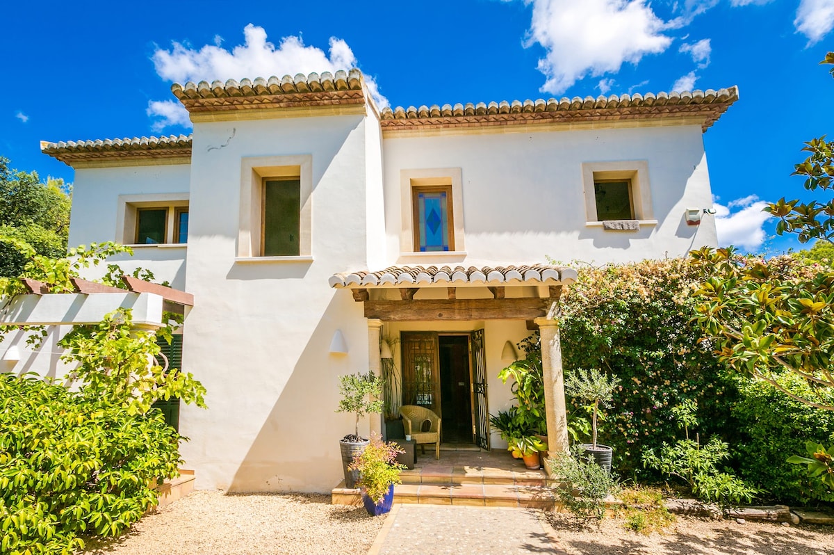 Casa con piscina y jardín cerca de las playas