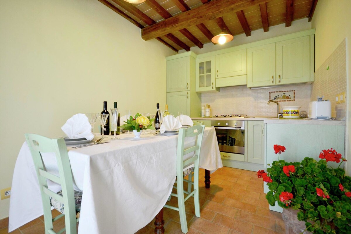 Villa with private pool near Cortona in the calm countryside and hilly landscape