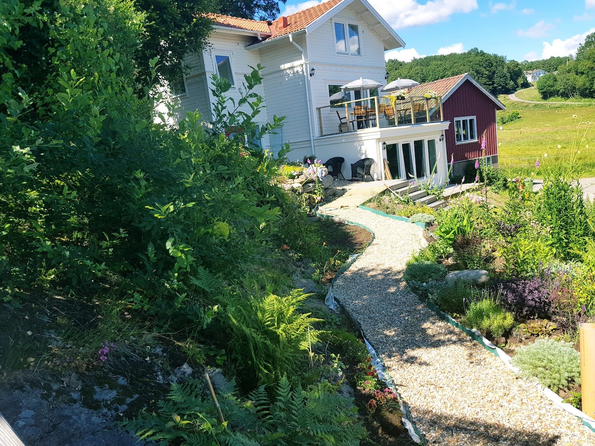 Strandnära hus med magisk utsikt