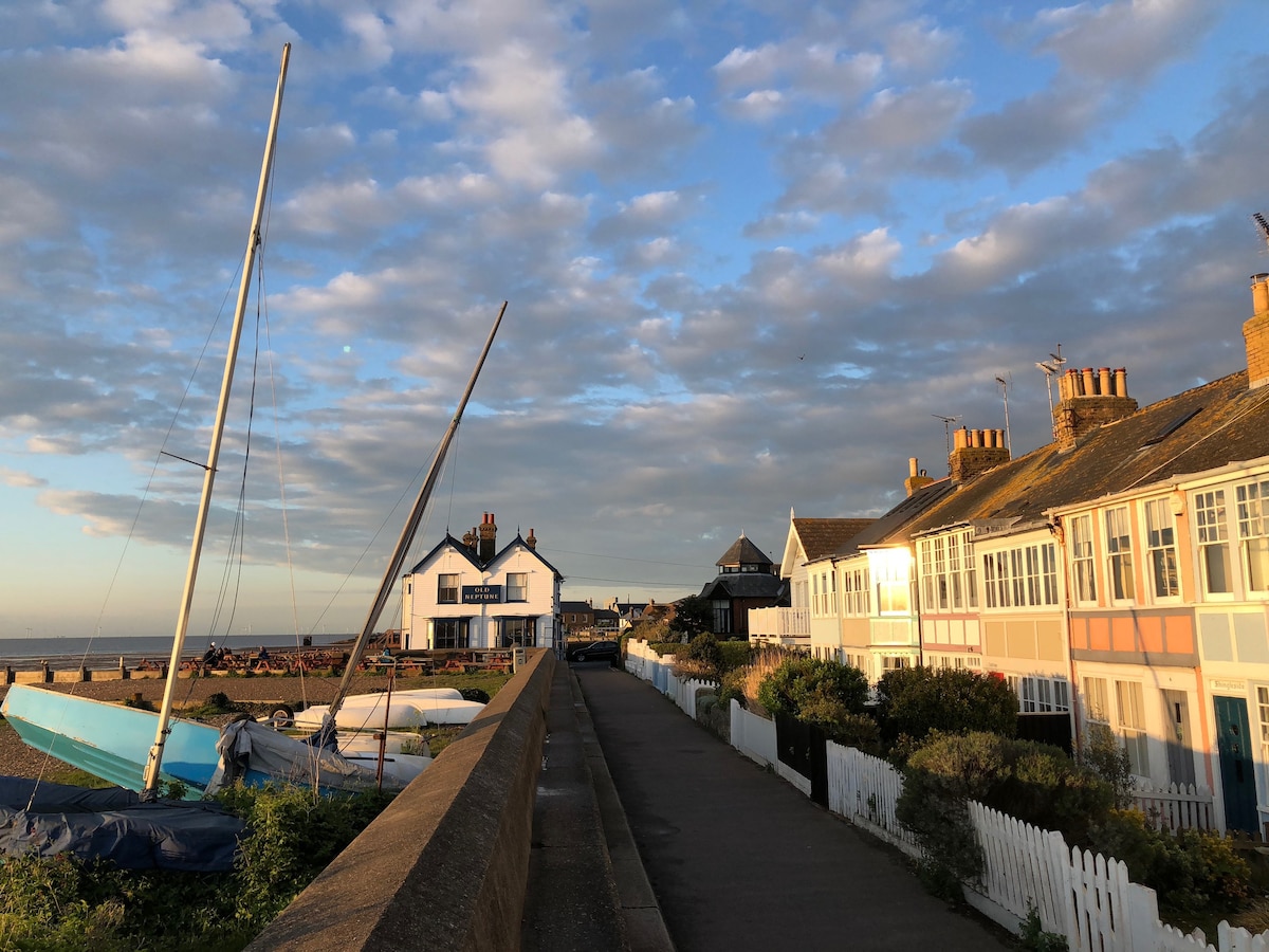 惠特斯塔布尔海滩（ Whitstable Beach ）前面的美丽小屋