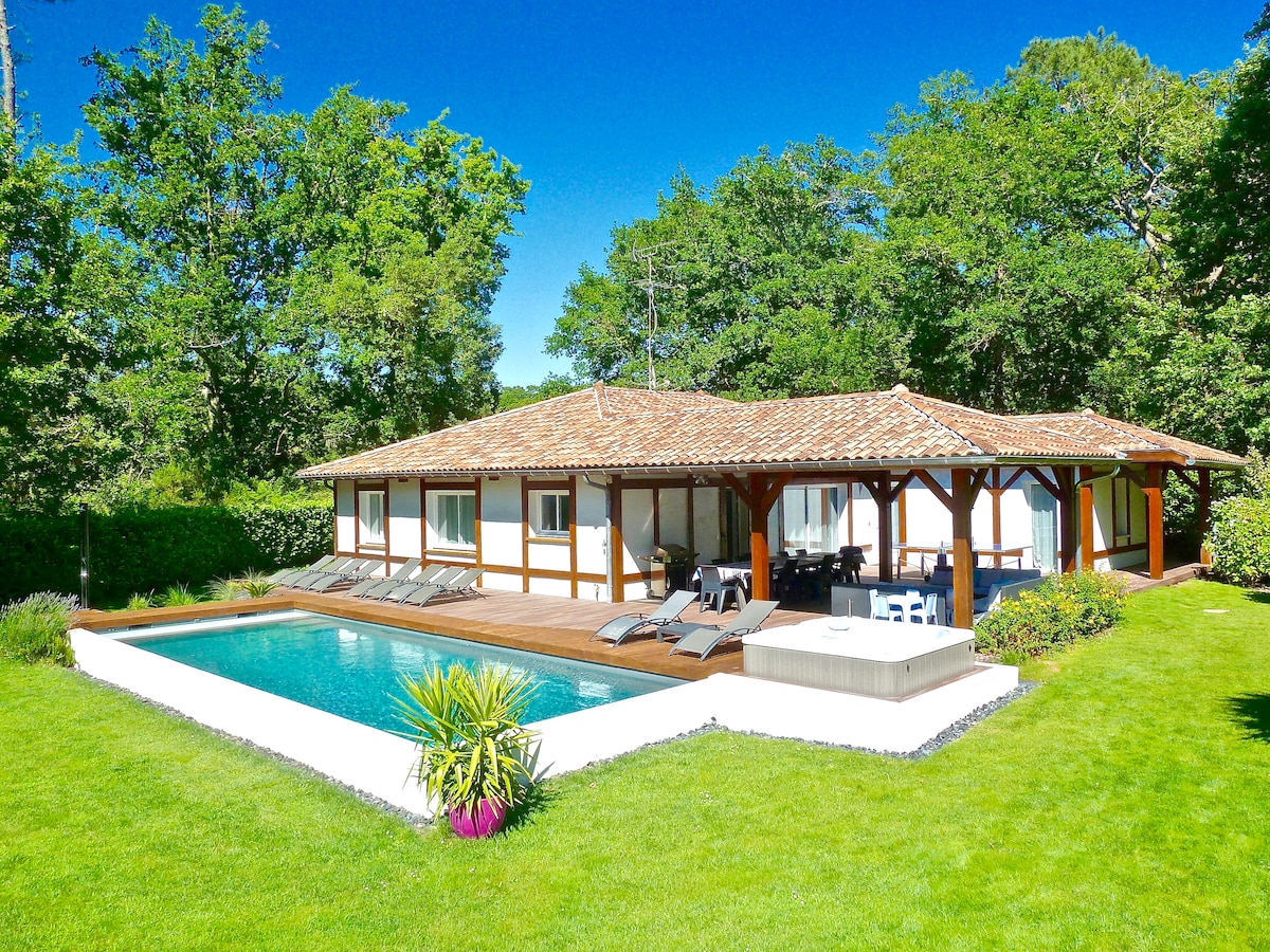 Villa piscine chauffée jacuzzi quartier en forêt