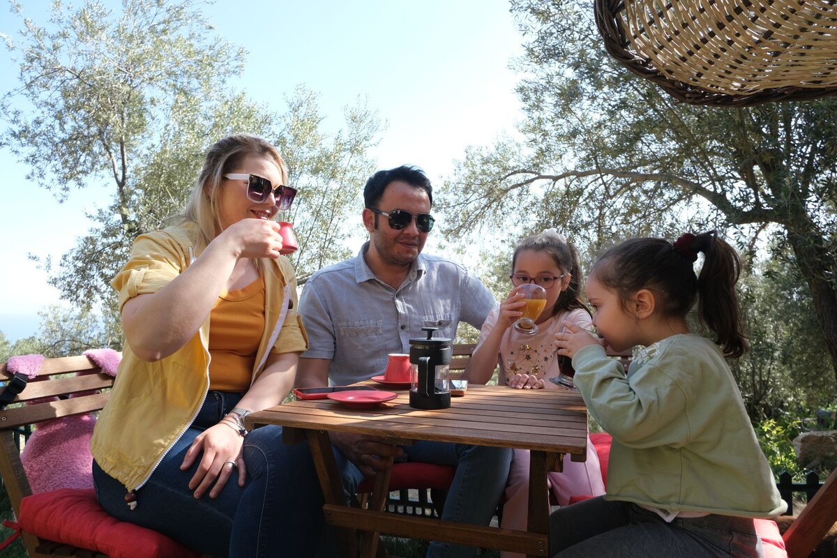 Altınoluk kazdağlarında
Körfezin seyir yerinde
Suyun gözesinde 

Yeni Nesil Restoran ve Konaklama
Özel yapım mangal masalarda
Hatay'lı ustalarımızın muhteşem mezeleri
10.köy serpme kahvaltısı ile
2 kişilik ağaç evler kazdağlarında
10.KÖY 'de