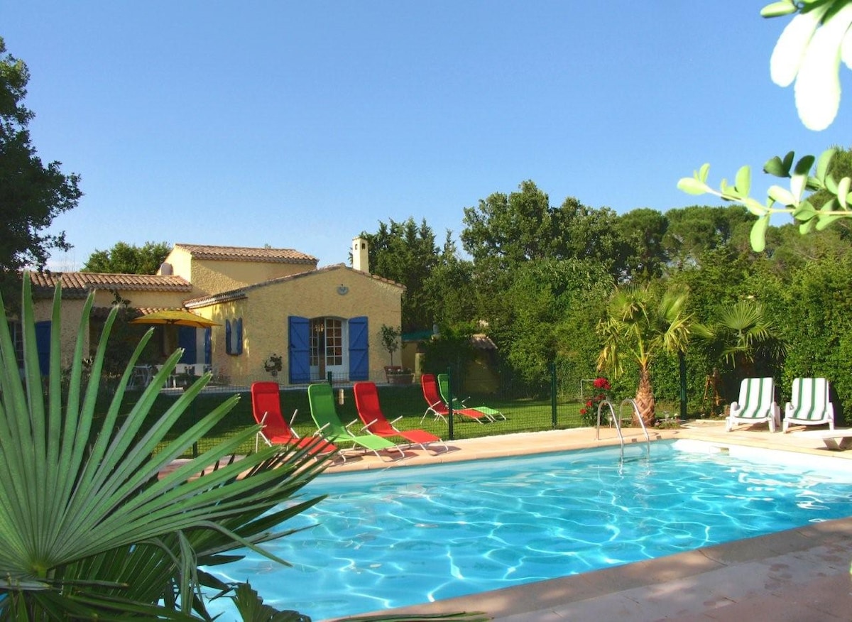 Chalet, piscine, jardin clôturé, loc longue durée.