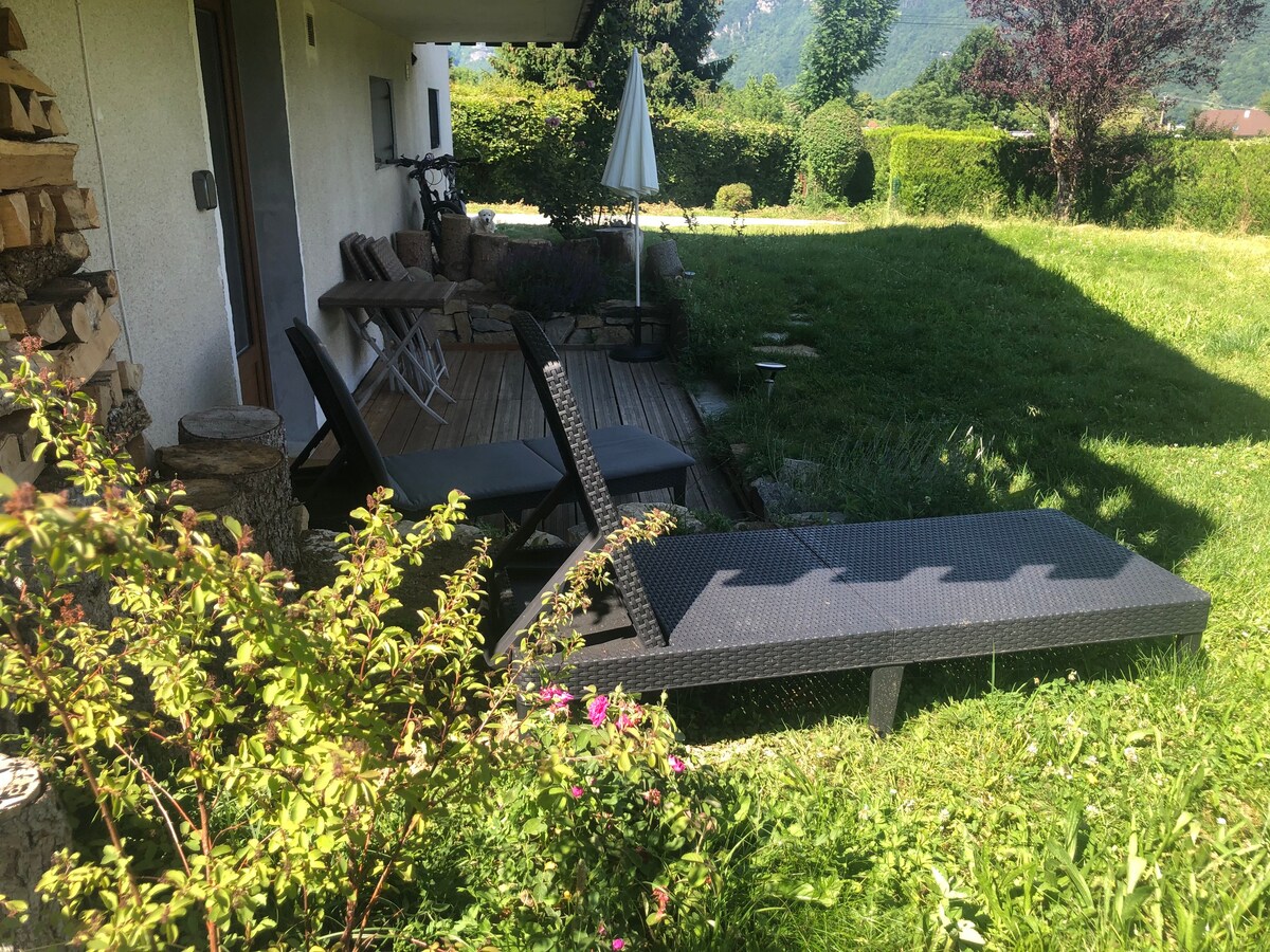 Appart, jardin, vue sur lac d’Annecy et montagne
