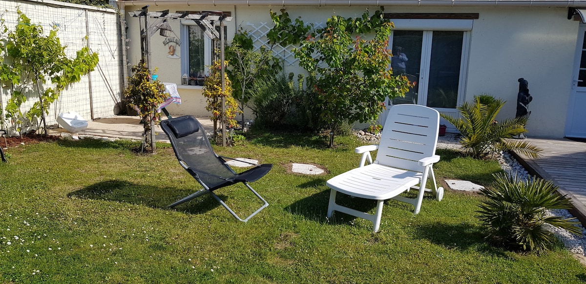 Maison bord de mer, 80 m de la plage, 
2 vélos.