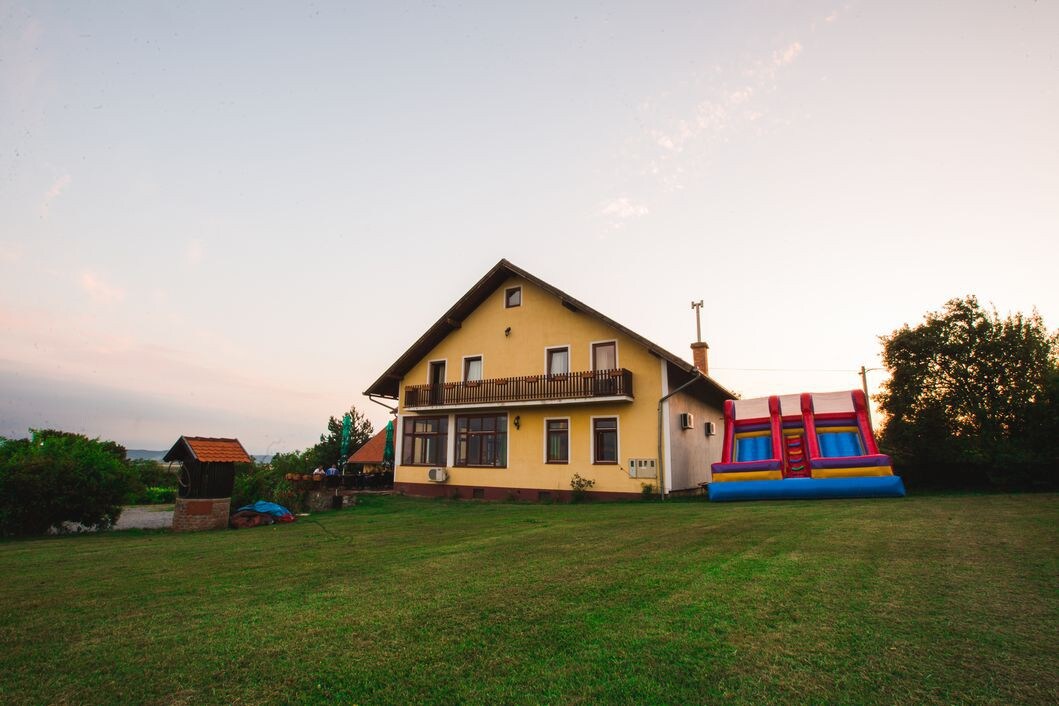 Akademija Graševine-vinska kuća usred vinograda