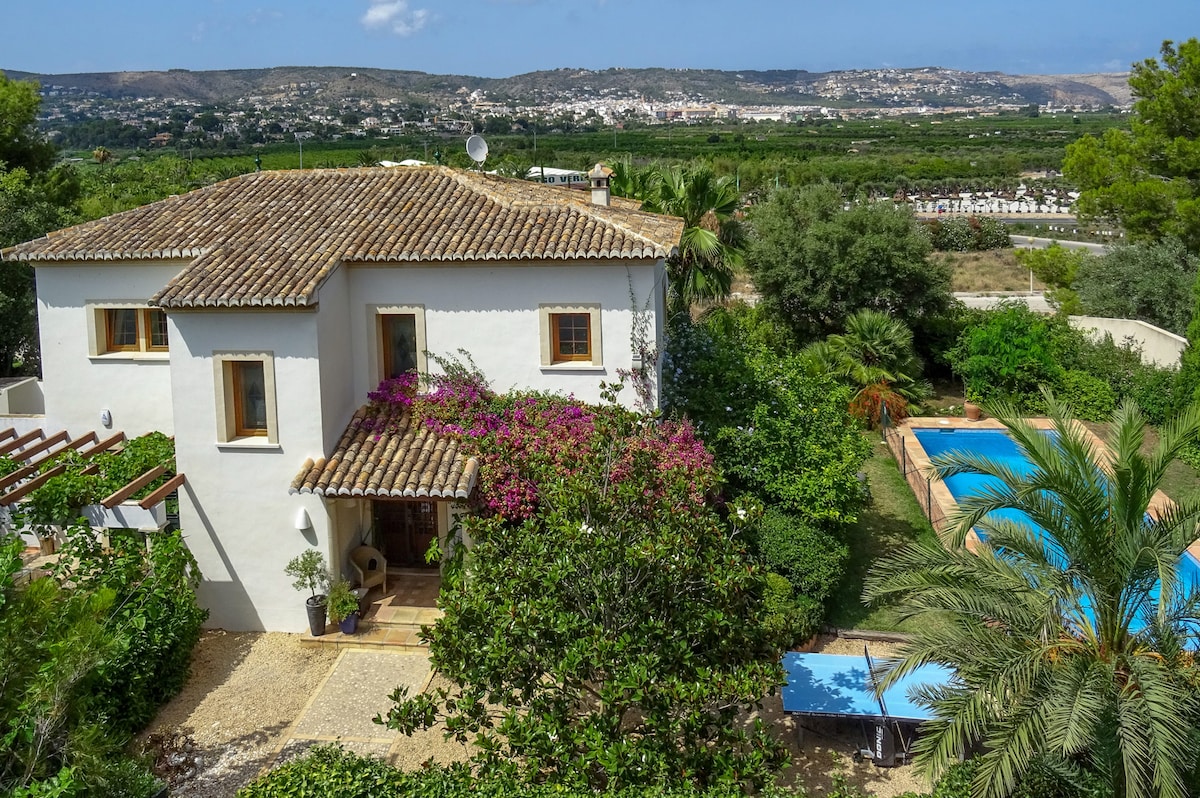 Casa con piscina y jardín cerca de las playas