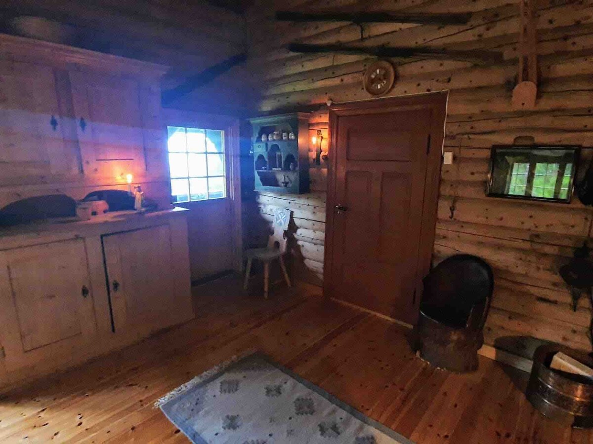 小木屋位于阿尔卑斯山中心