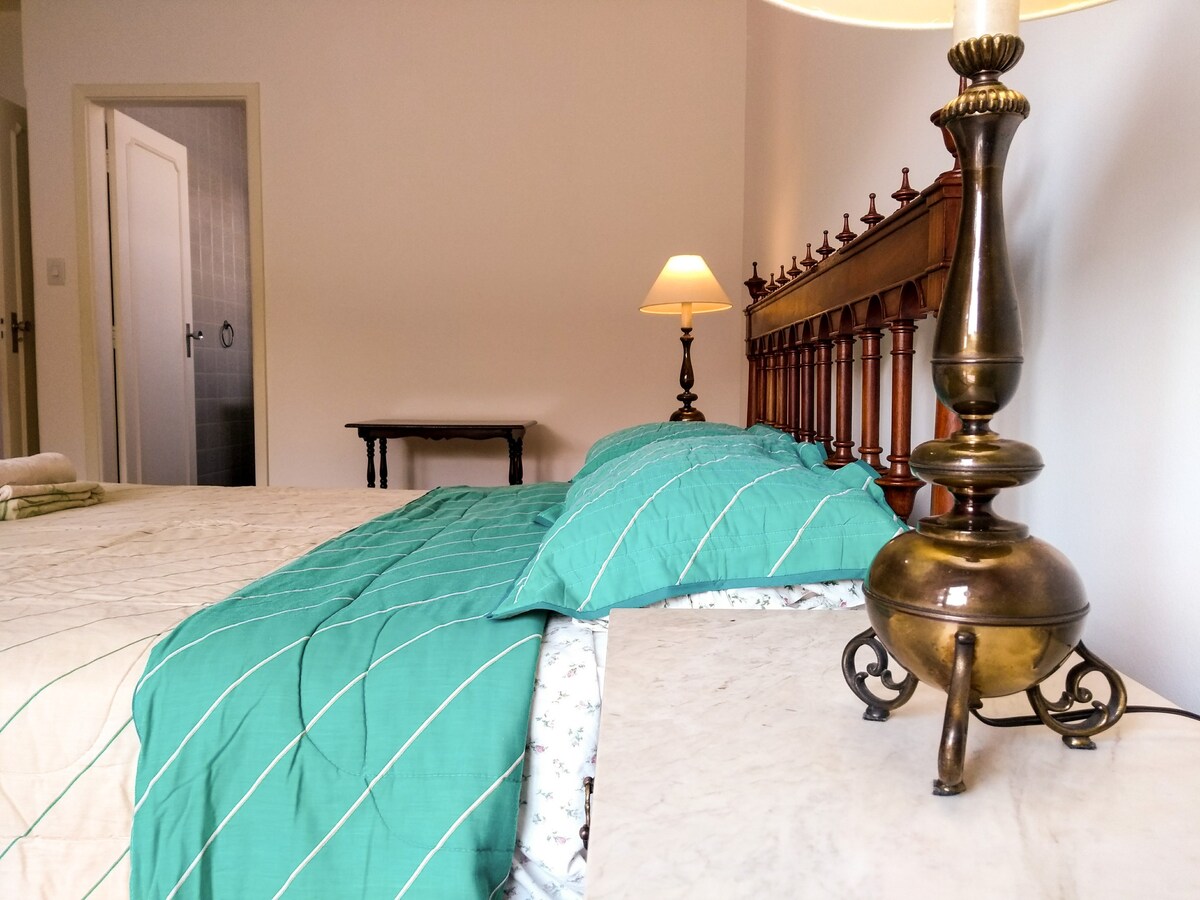 标准双人床，带套内卫生间的宽敞卧室卧室
