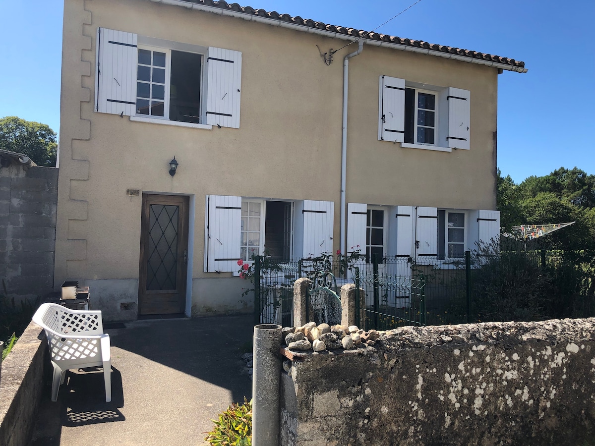 Petite maison de campagne dans un petit village