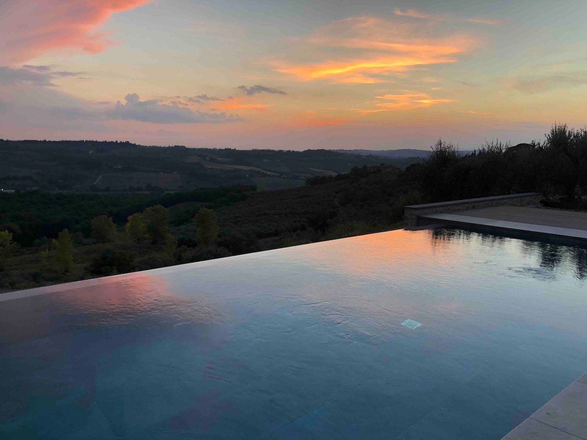 Tuscany view apartment with infinity pool