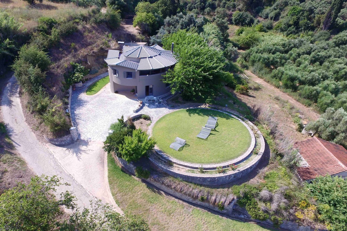古奥林匹亚（ Ancient Olympia ）和大海附近的圆形家庭别墅