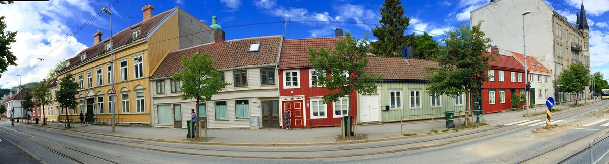 The Little Red House - Close to city center