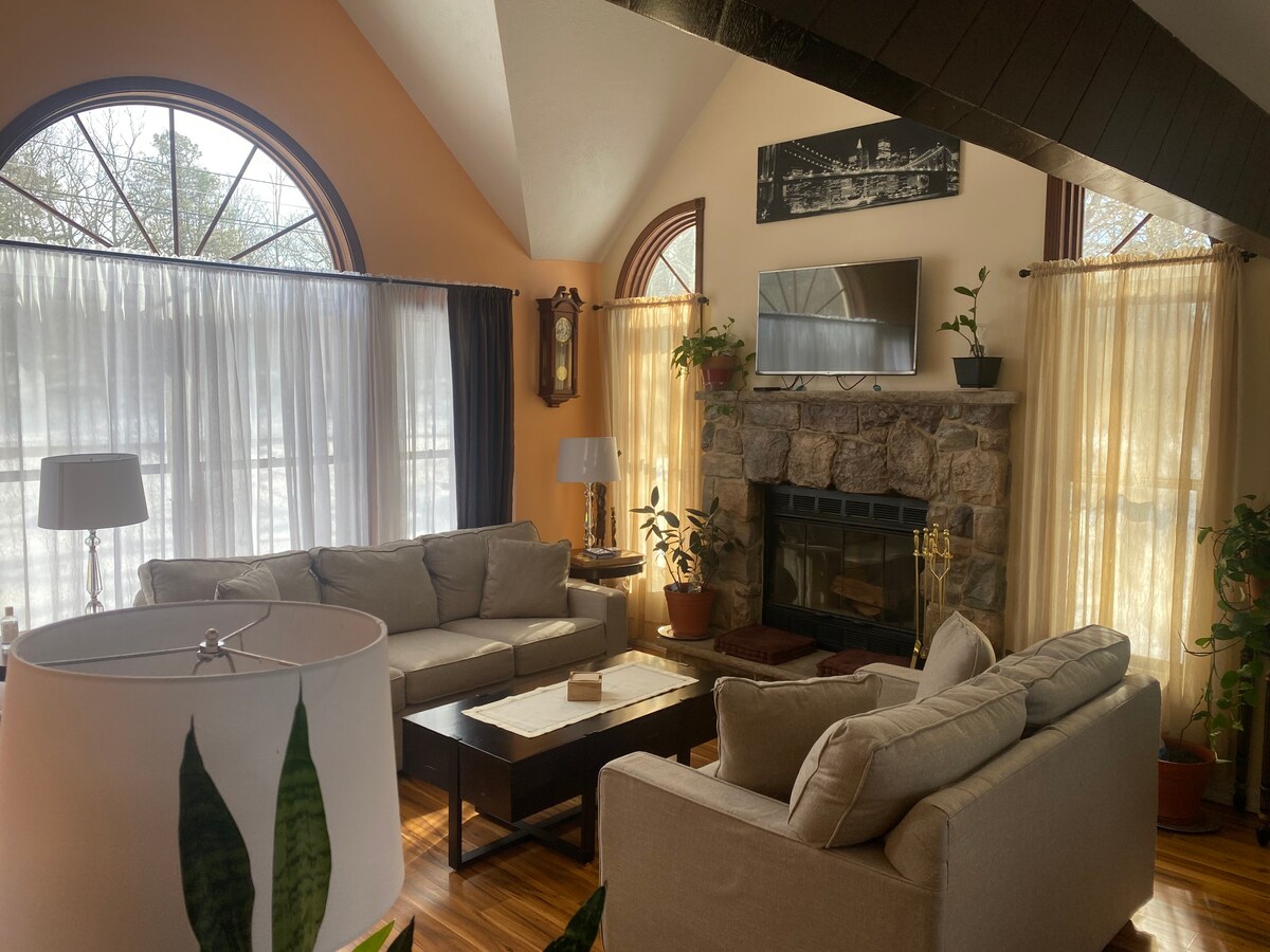 Cheerful & Cozy Home with Fireplace & Jacuzzi Tub!