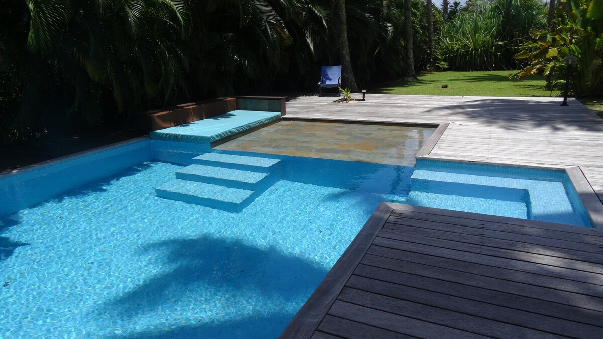 带泳池的热带花园豪华平房