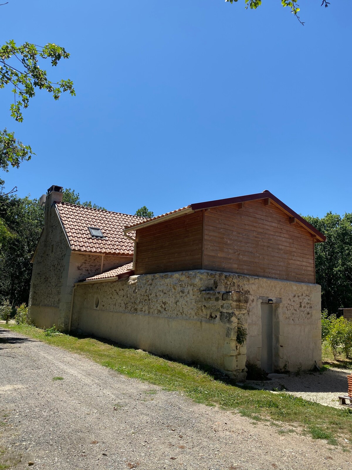 Maison dans une clairière au milieu des bois