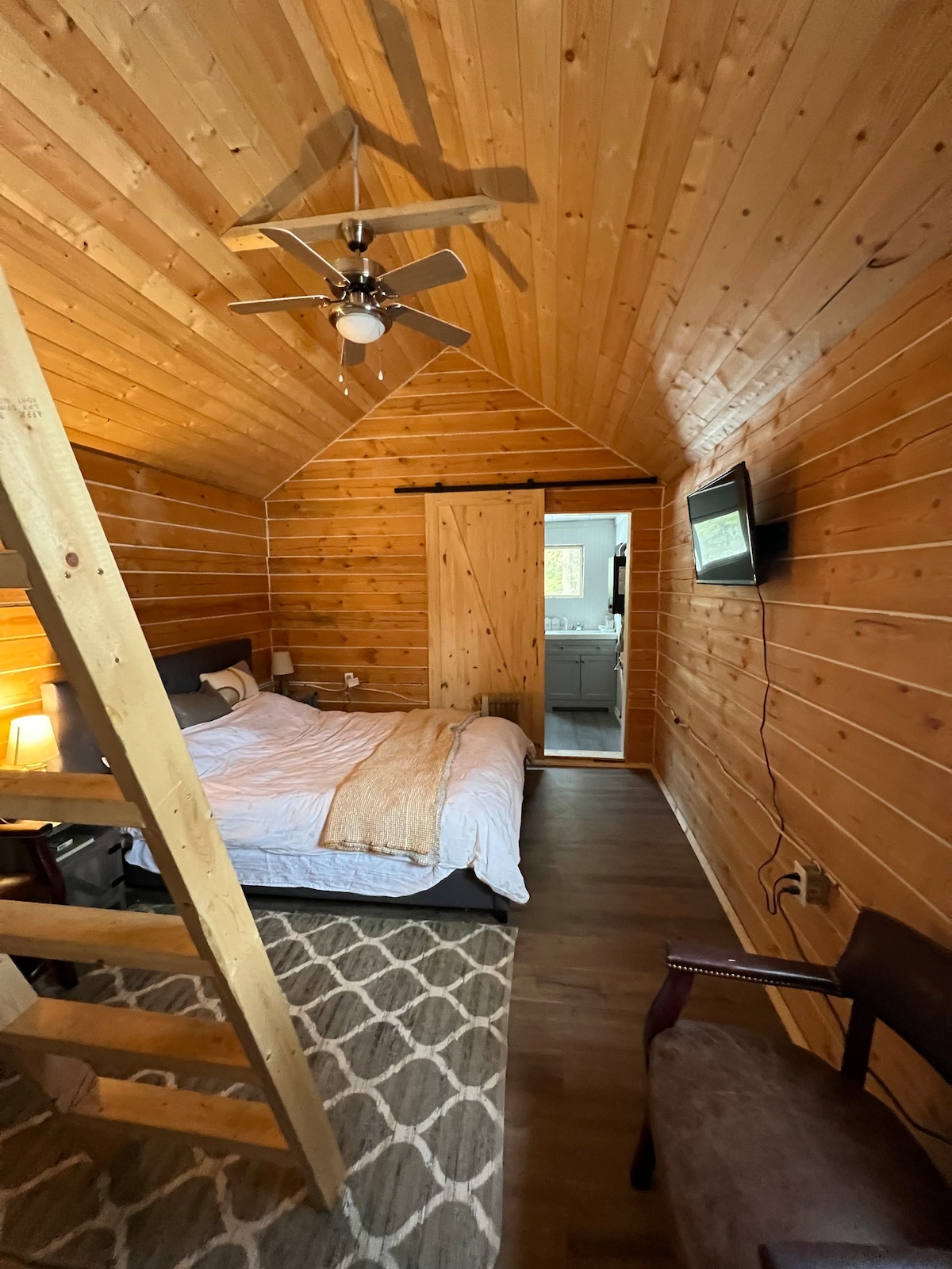 舒适的山间小木屋，配备热水浴缸！