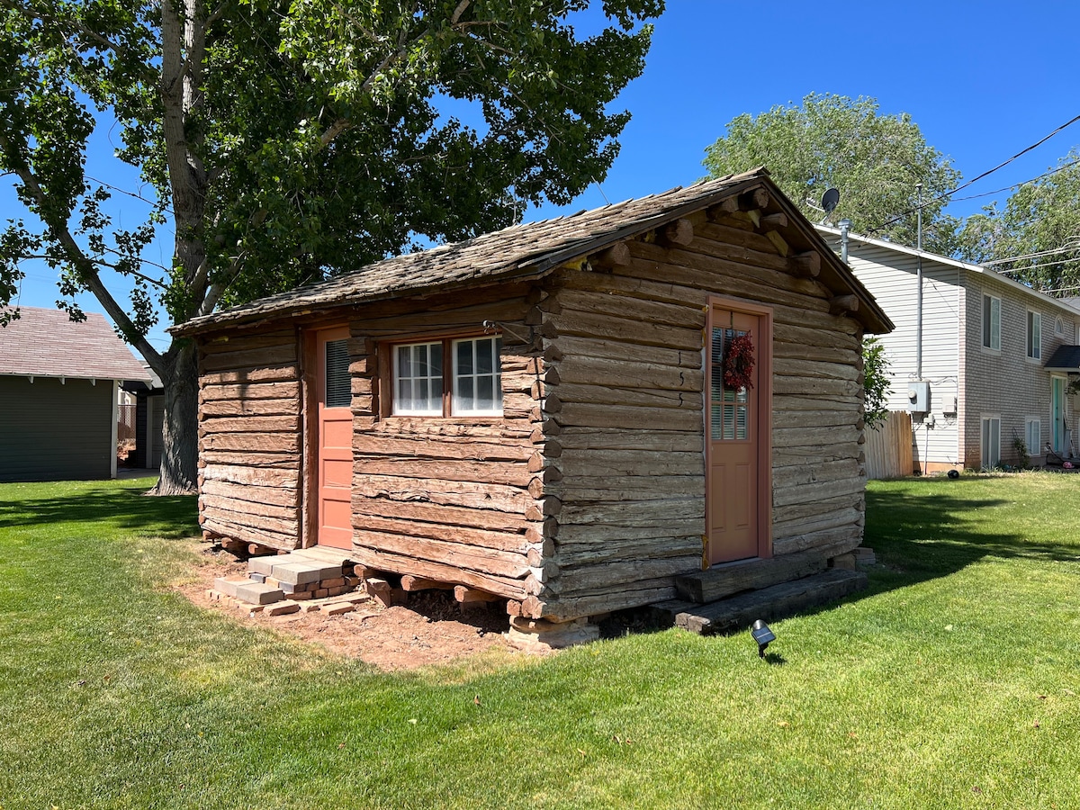 城市中的Rustic Log Cabin