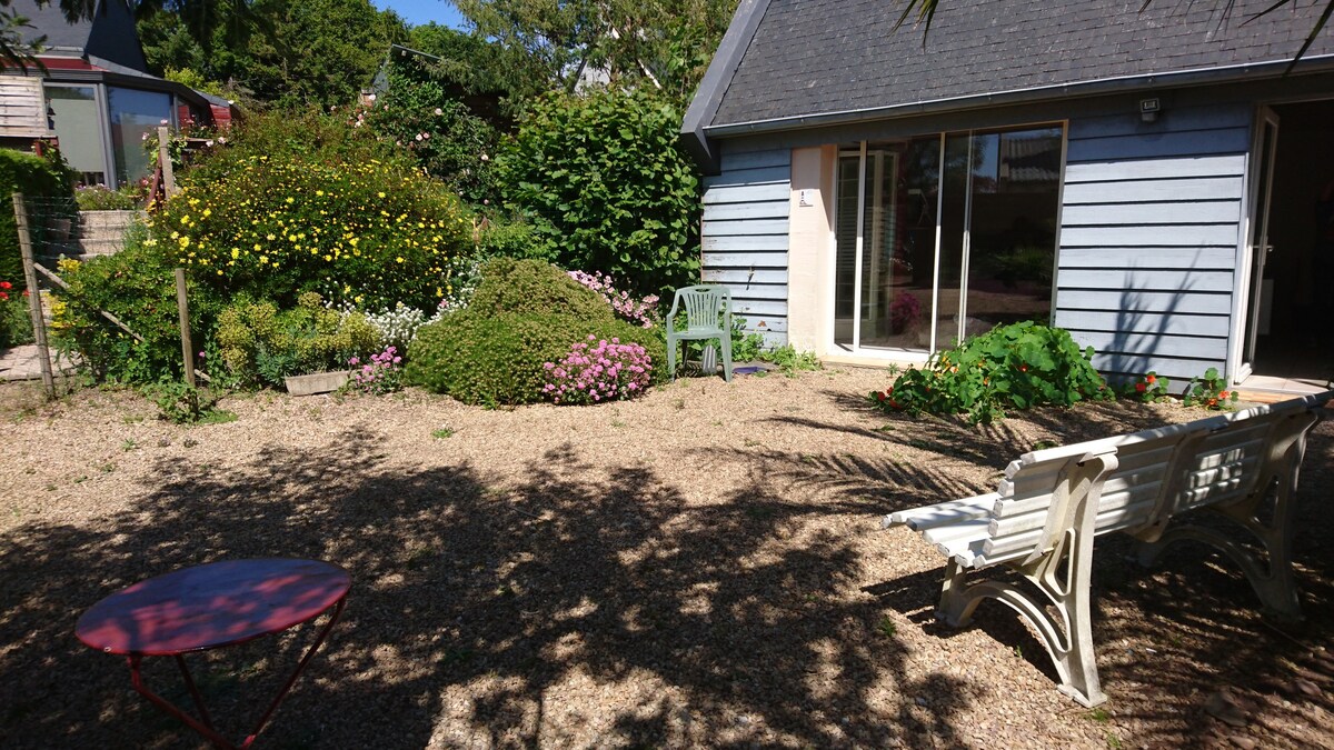 joli cottage, écrin de verdure entre terre et mer