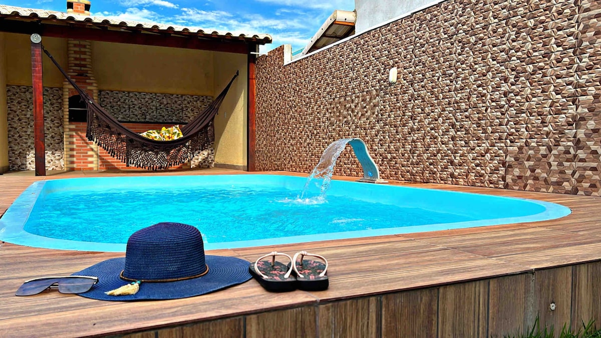 A famosa Casa azul 01 com piscina próxima à praia.
