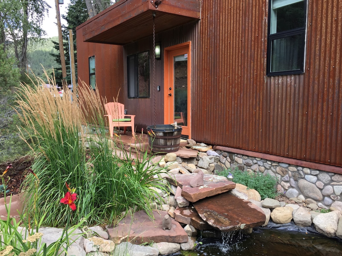 Taos Rio Eco Retreat, hot tub, & meditation hut