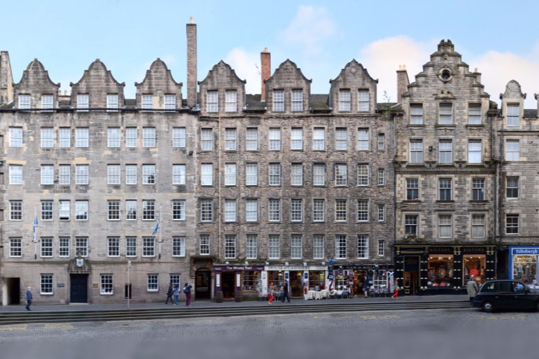 皇家一英里（ Royal Mile ） ，城堡旁边历史悠久的里德宫