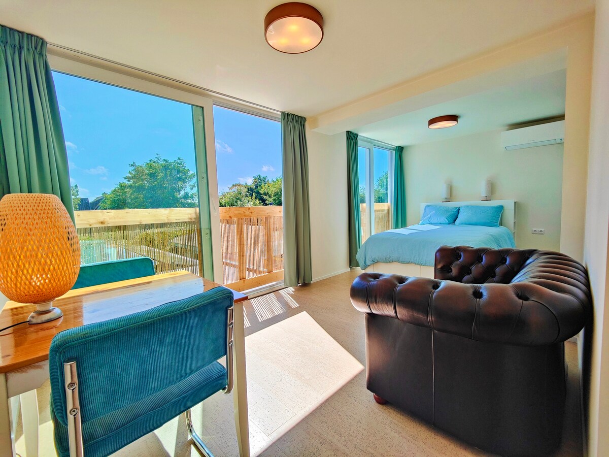 靠近海滩和De Koog市中心的阳光明媚的客房。