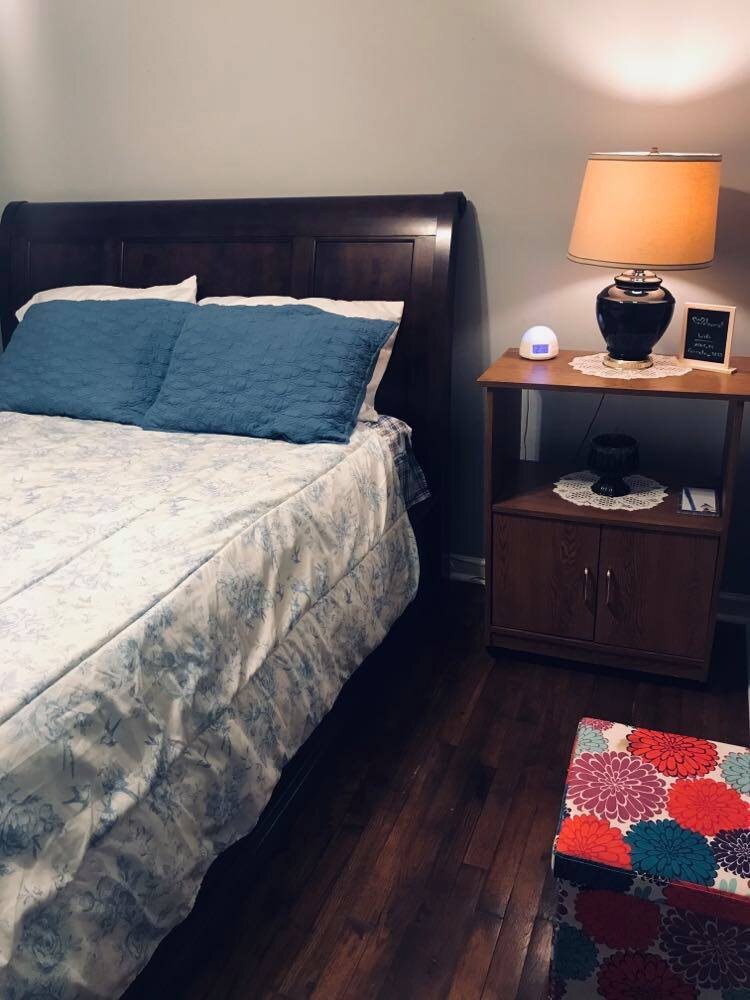 Cozy private bedroom (Free Wifi & Coffee!)