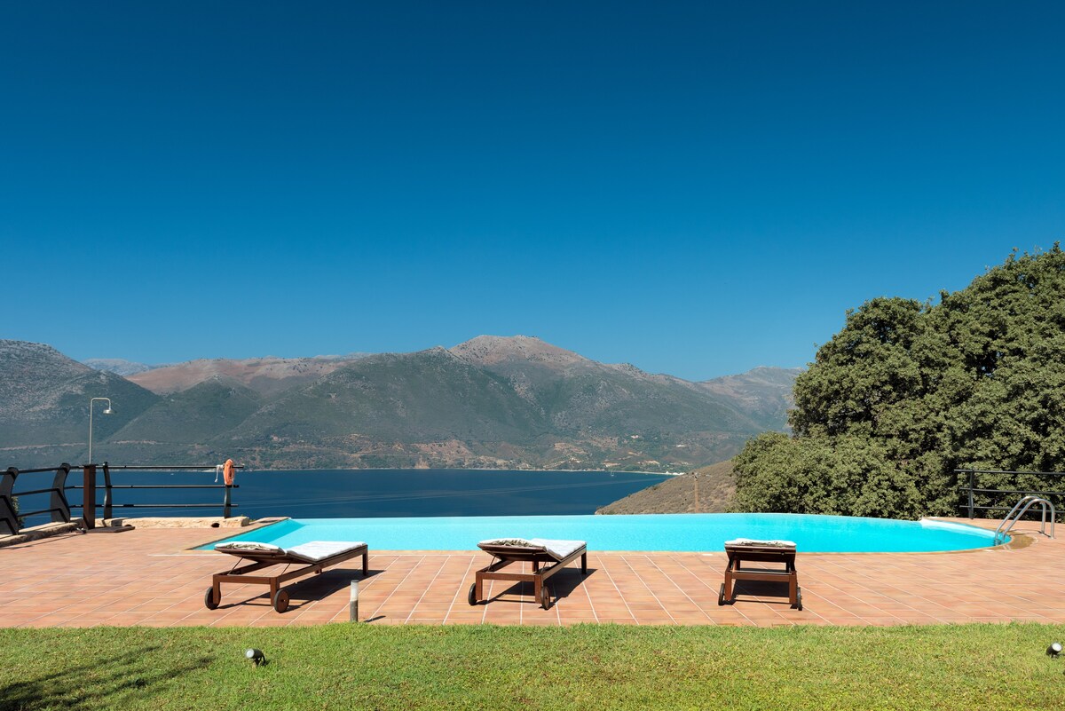 Luxury Traditional Spacious villa & infinity pool