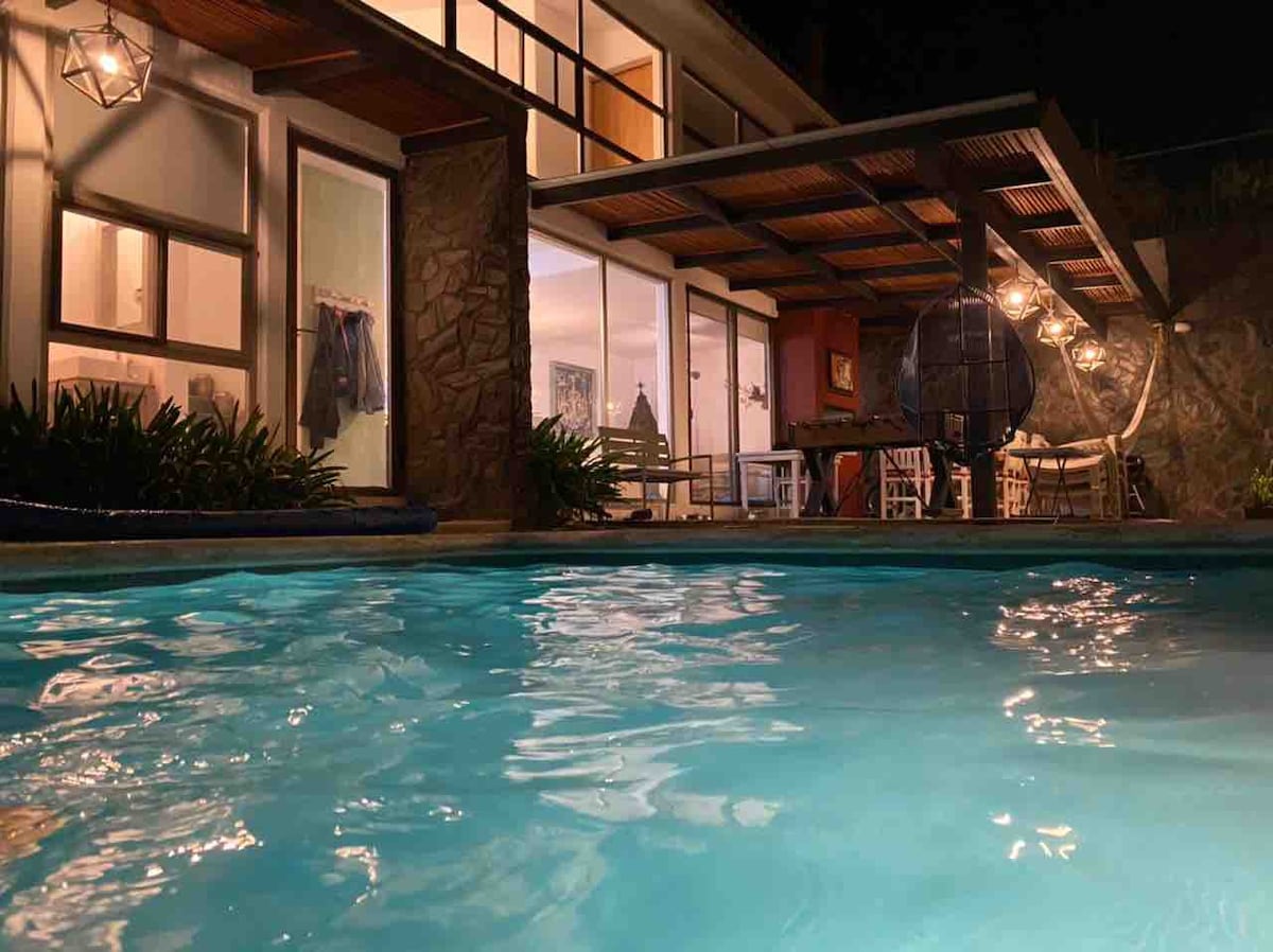 舒适的房子，拥有私人游泳池，提供暖气无线网络