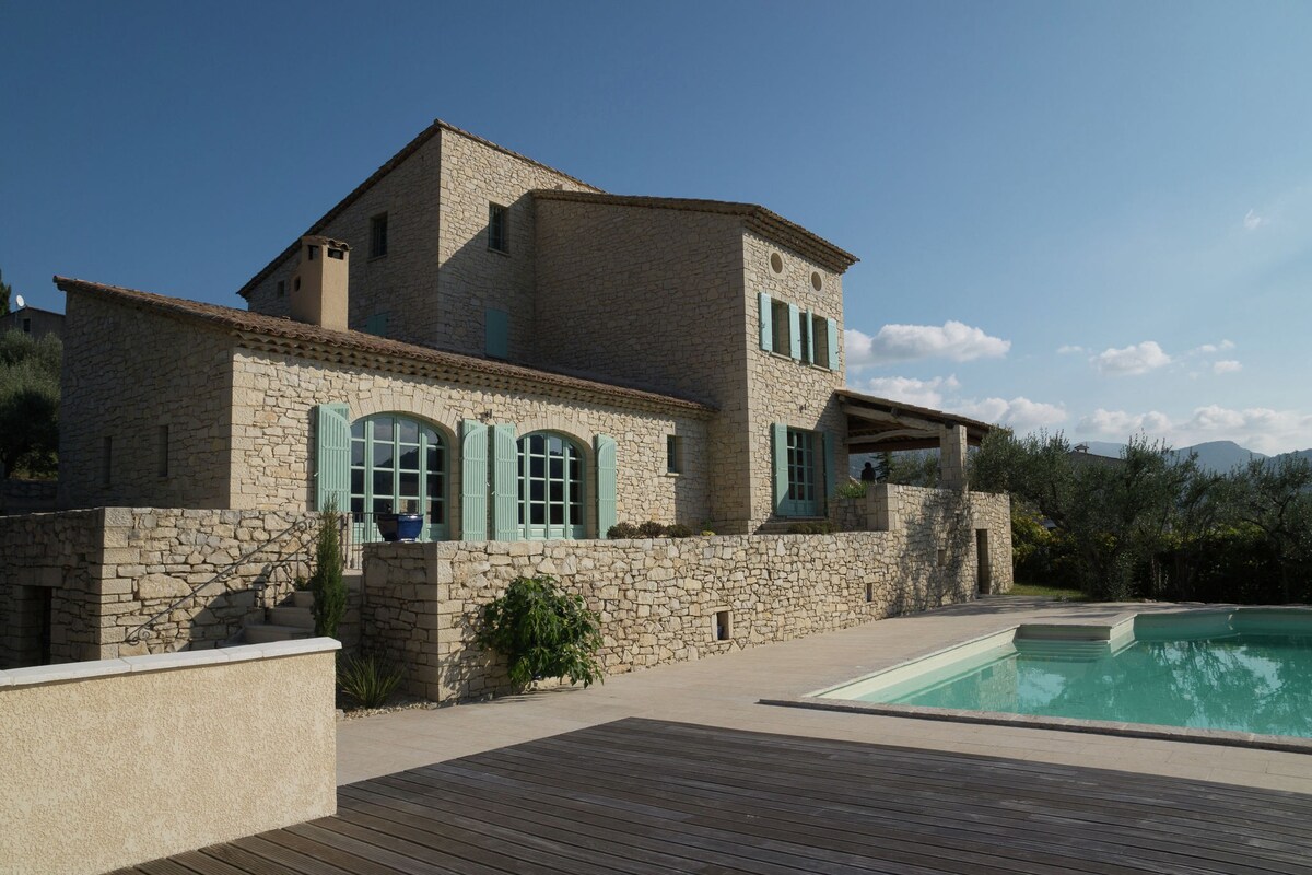 Beautiful villa with panoramic view, in the hills of the Mont Ventoux