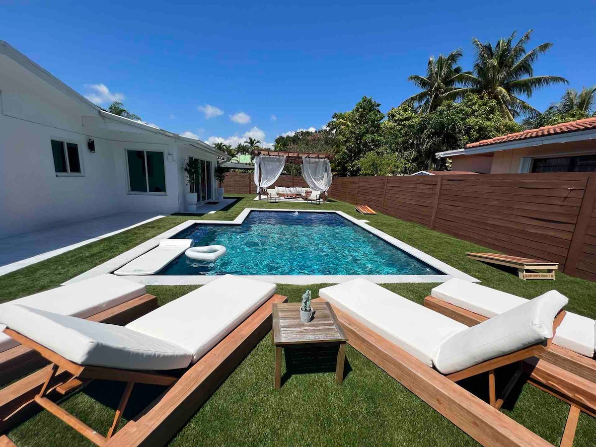 Casa Mondrian- Resort Style Home- Mins to Beaches