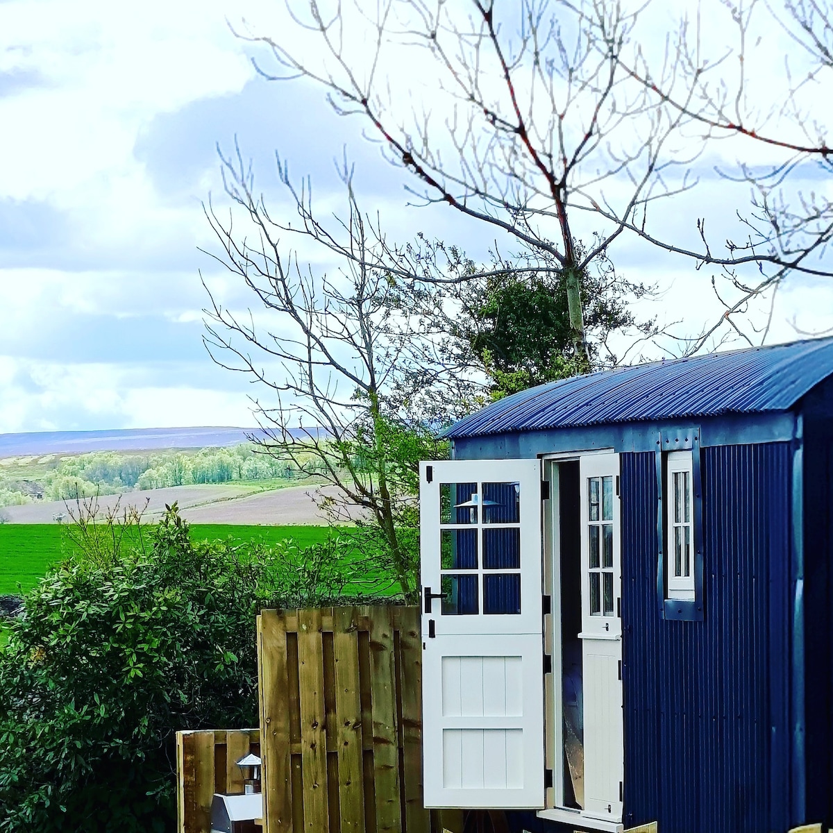 Vintage shepherd's hut with hot tub Hadrians Wall