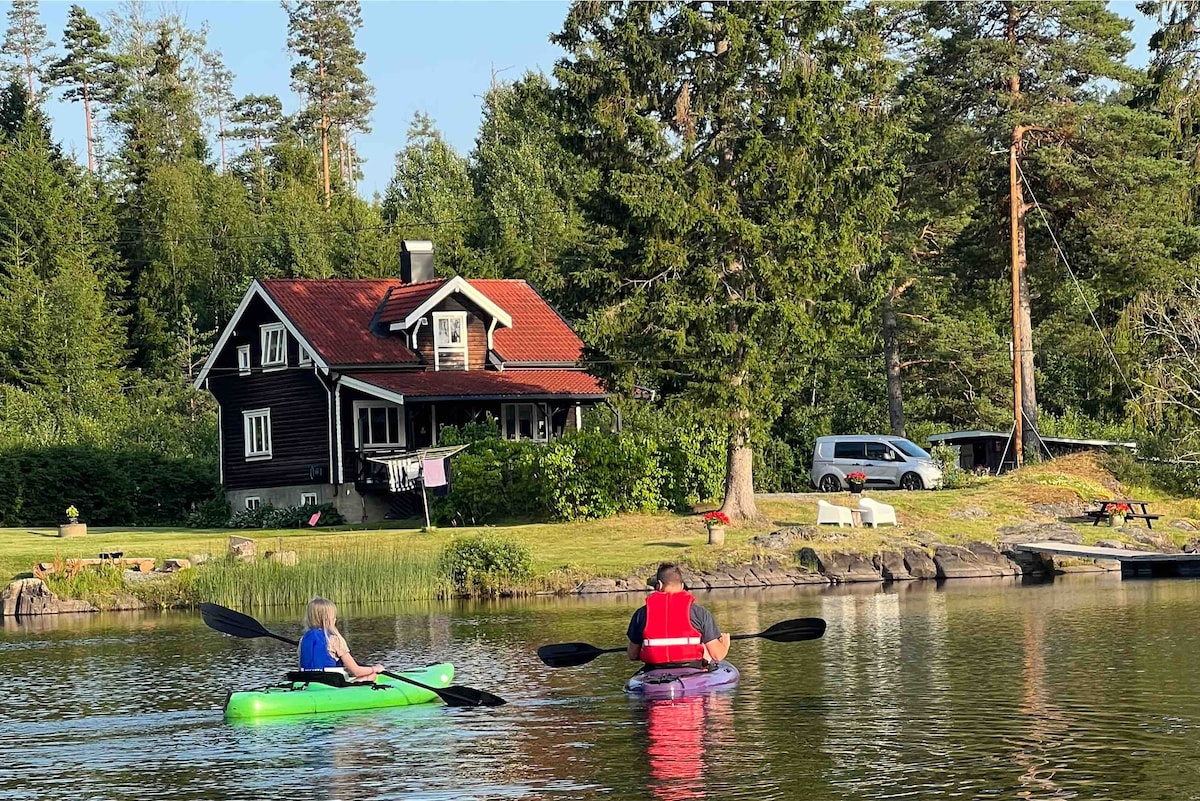 Koselig laftet tømmerhytte ved vannkanten