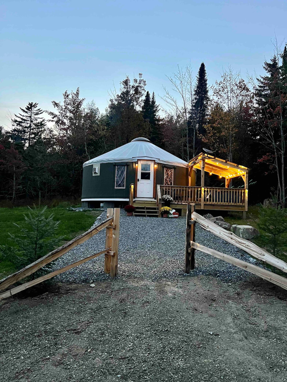 Luxury Yurt/Cabin/Hot Tub/15 min to Jay Peak