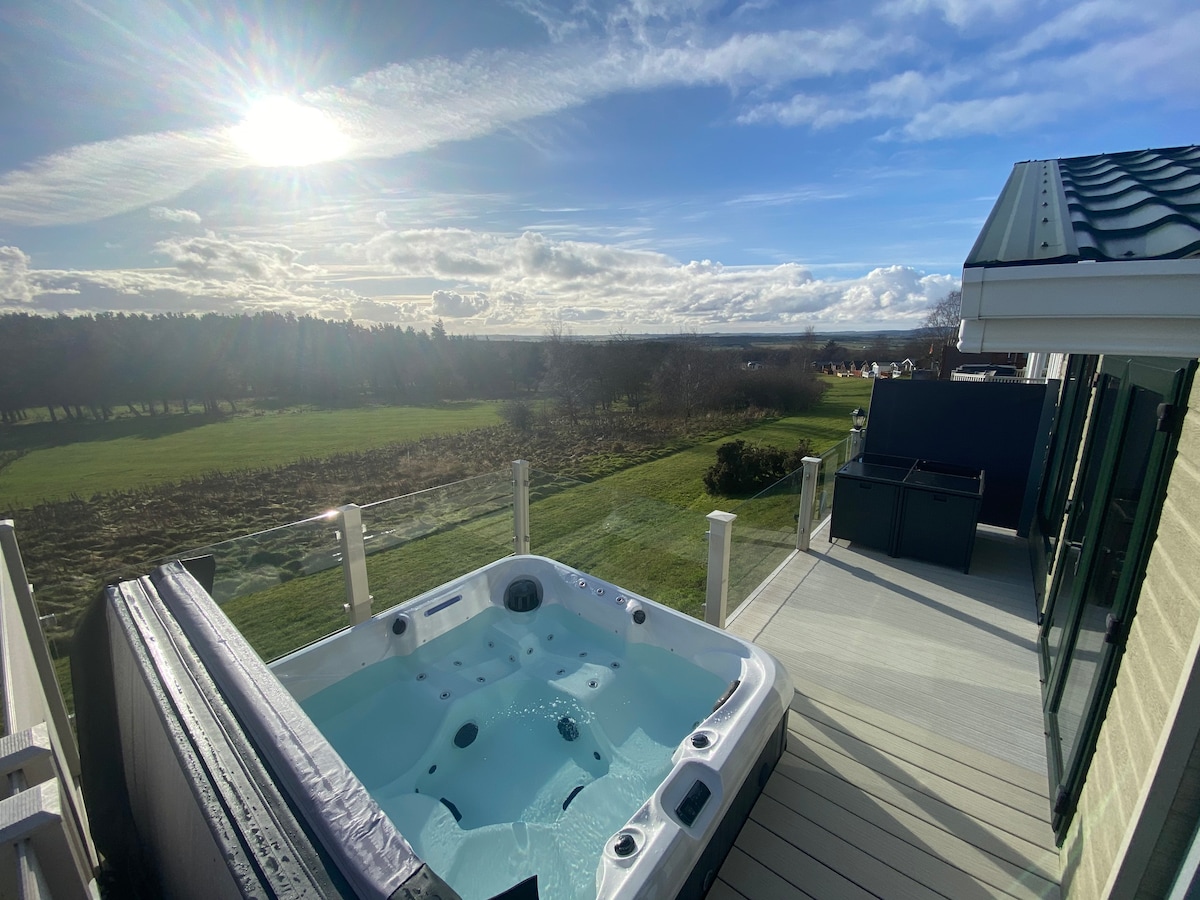 Private Hot Tub, Panoramic Views & Free Golf